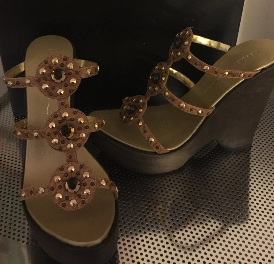 NUEVO EN CAJA $240 Sandalias de cuña de madera con tachuelas de estrás brillantes firma Informe con tiras Foto 2 de 4