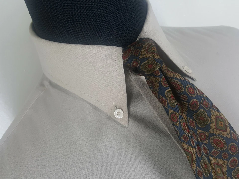 Corbata BURBERRYS' Vintage Hecha en Inglaterra 100% Seda Pura 3 1/2 x 59" Casi Como Nueva Foto 3 de 4