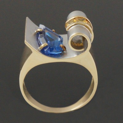 Maßgeschneiderter zweifarbiger 14K Gold, 2,5 Karat Tansanit & 0,80 Karat saphirgelber Nachlassring