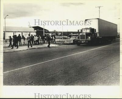 1979 Press Photo Striking Milk Deliverymen at New Dorp A&P entrance - sia08313