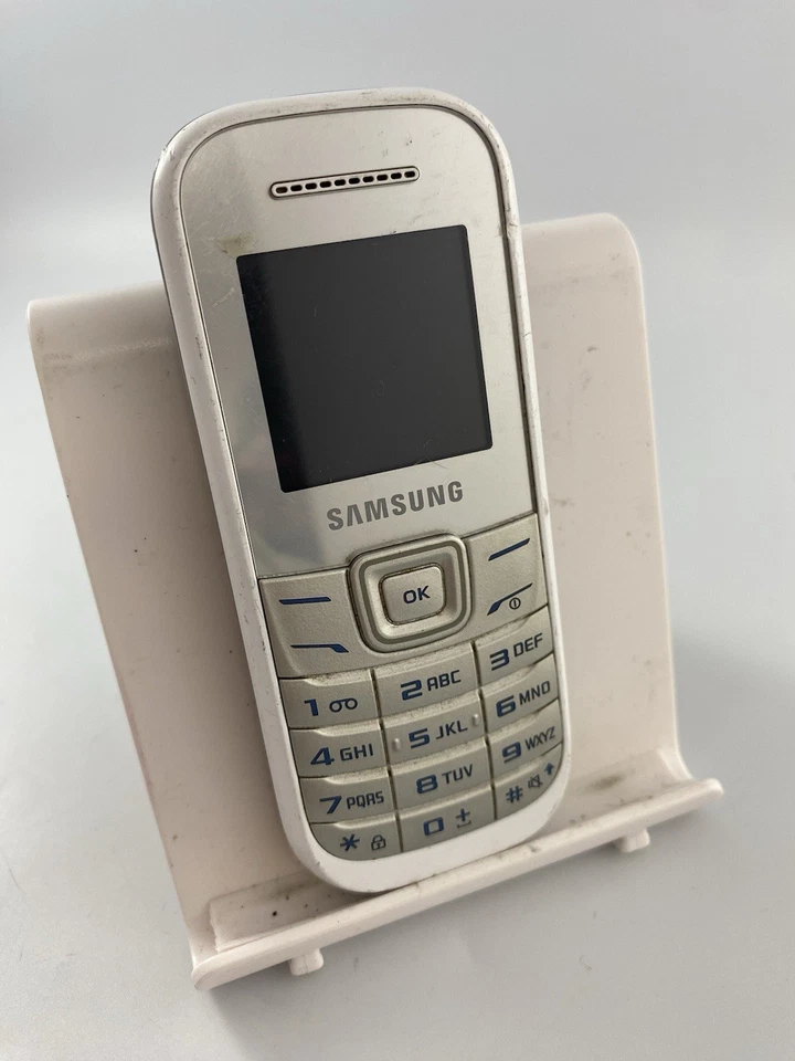 Samsung E1200i White Tesco Network 4MB 1.5" Basic Mobile Phone Incomplete - Image 2 of 4