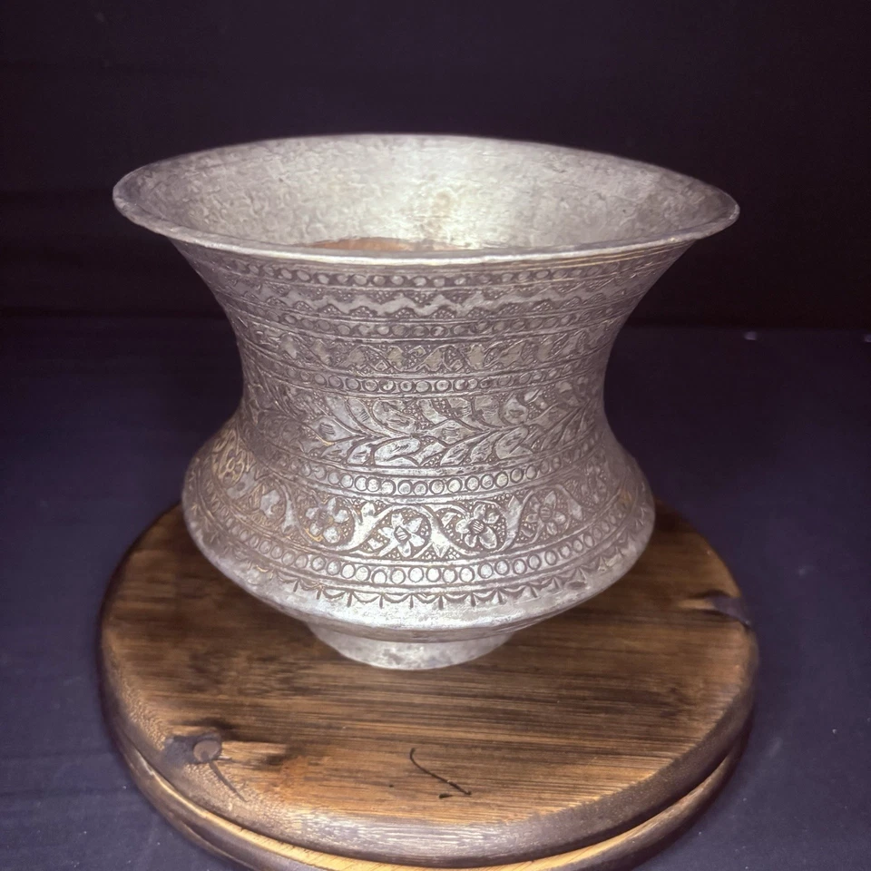 Recipiente de cobre martillado a mano flores islámicas caligrafía estañado era Qajar 1800s Foto 2 de 4