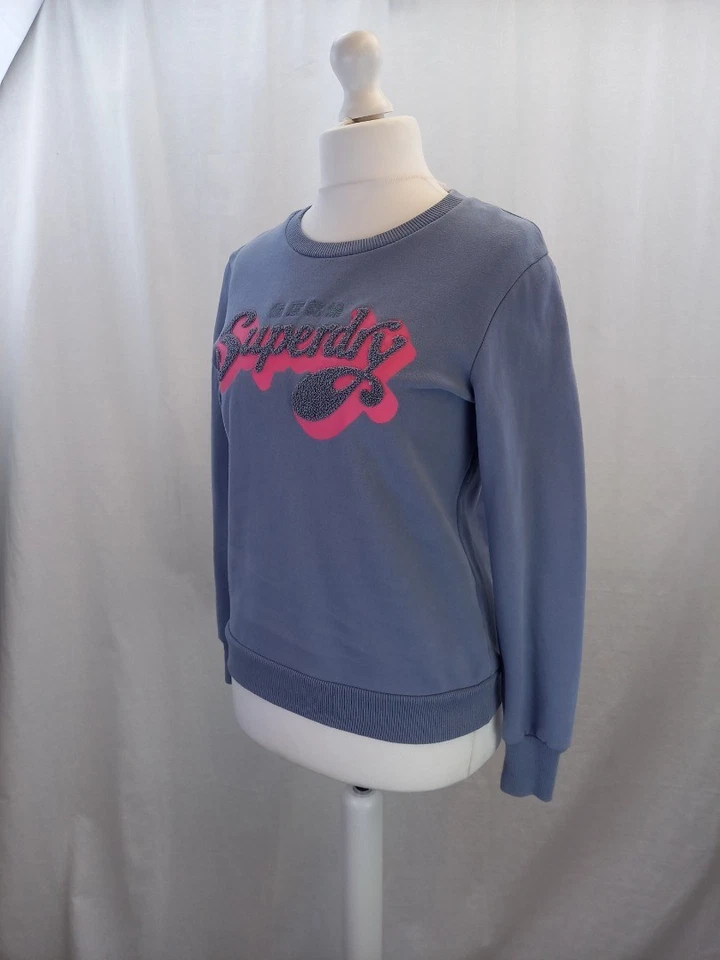 Superdry Sudadera Azul Cielo Rosa Manga Larga Retro Talla 10/12 En muy buena condición  Foto 3 de 4