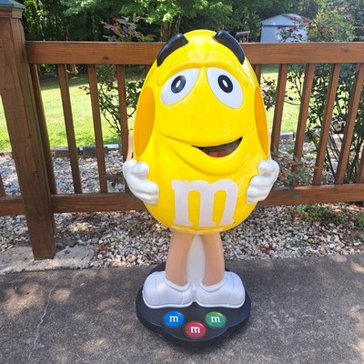 Mars 2006 M&M Yellow Peanut Candy 41'' Store Display on Wheels