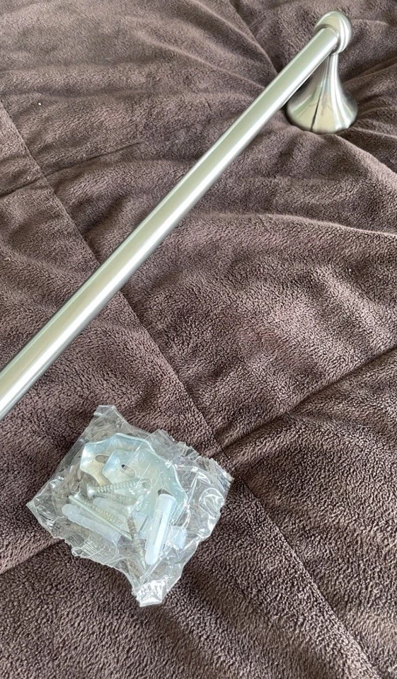 Новый! 24-дюймовые матовые никелевые полотенцесушители; покупка по чехлу!! Несколько в наличии - Изображение 3 из 3