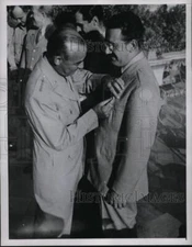 1946 Press Photo Harold Siegman receiving an award - nem35645