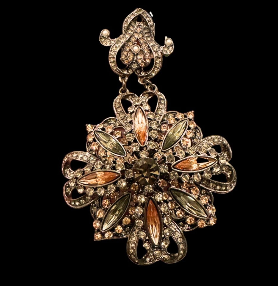 Collar llamativo de perlas R J Graziano de 3 hilos, gargantilla, con medallón con joyas Foto 2 de 4