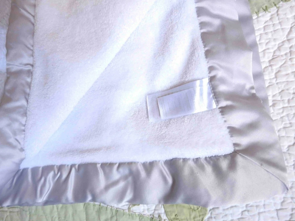 Manta de niño Wendy Bellissimo Chevron ZigZig blanca y gris con borde satinado usada en excelente estado Foto 2 de 3