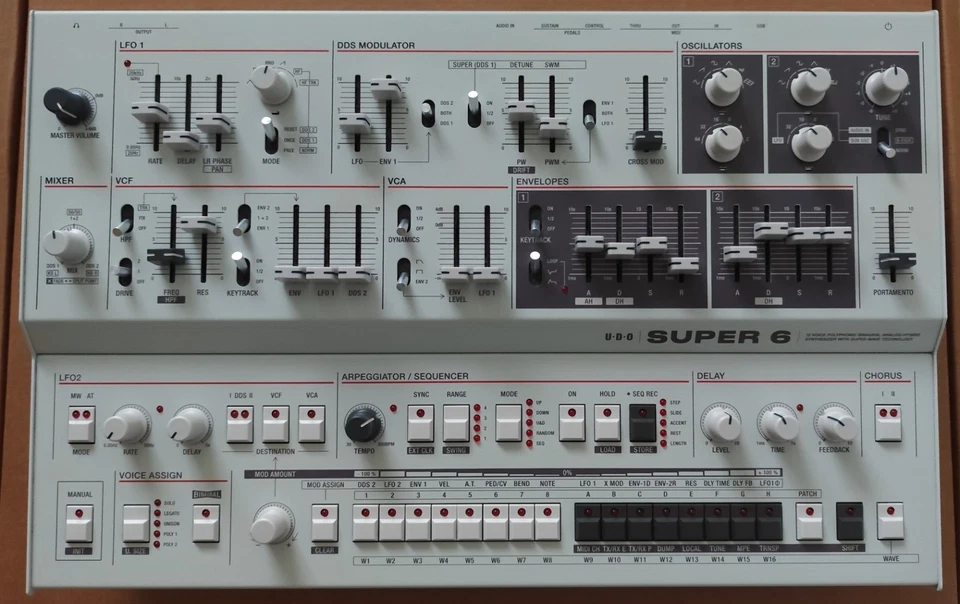 UDO Audio Super 6 Desktop Synthesizer Weiß
