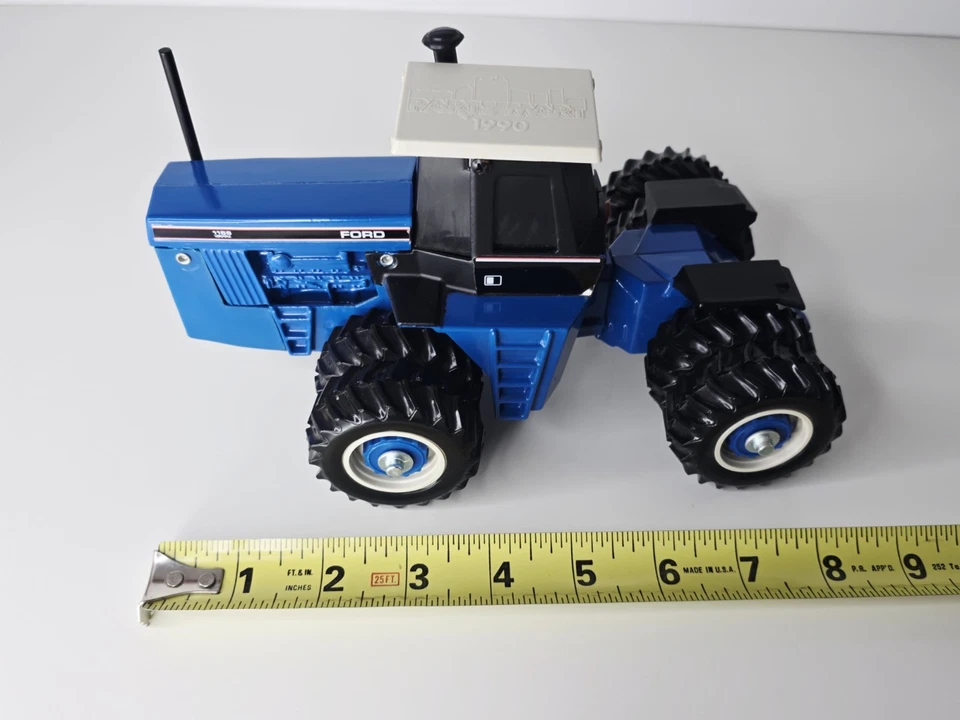 Scale Models - Ford 1156 Versatile Tractor - 1:32 - 1990 "Parts Mart" With Box - Image 2 of 4