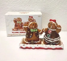 Cracker Barrel Christmas Gingerbread Cookies Salt Pepper Shakers With Tray 