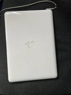 Apple MacBook White 13 A1342 (2009/2010) Boots/Needs Reinstall - Image 1 of 4