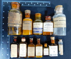 [12]  ANTIQUE MULTI BRAND / PILL TYPE EMPTY MEDICINE BOTTLE COLLECTIBLE LOT