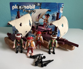 PLAYMOBIL Pirates 6682 Piratenfloß Set mit Figuren & Zubehör Alter 4