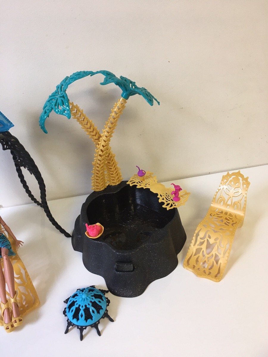 Monster High 13 Wishes Desert Fright Oasis Playset & Cleo De Monster High 13 Wishes Desert Fright Oasis Playset & Cleo De