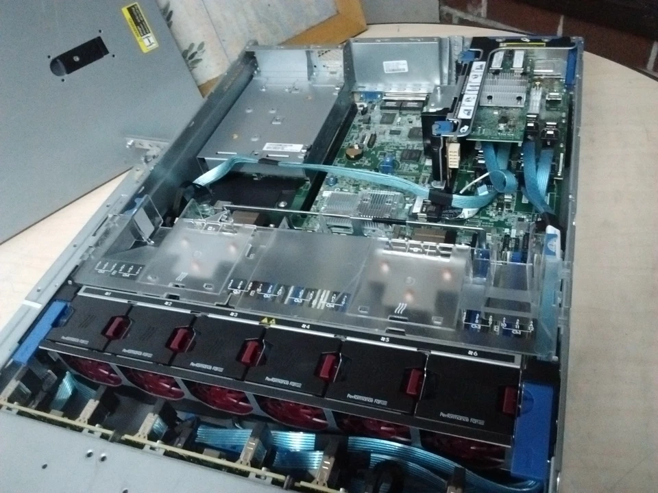 DL380 G9 24 bahías, 2 X 2 X E5-2697A V4 16C, 64 GB, P440ar, 4 X 10 Gbe, rieles Foto 2 de 3