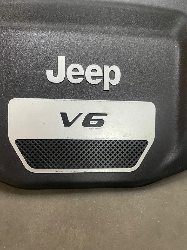 Cubierta del motor Jeep JK Wrangler OEM 3,6 L V6 04593953AC 2012-2017 157681 Foto 2 de 4