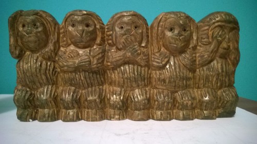 ANTIGUA FIGURA AFRICANA - "MONO DE CINCO PERSONAJES" 10 34 "L X 5 1/4, 1,8 lb.