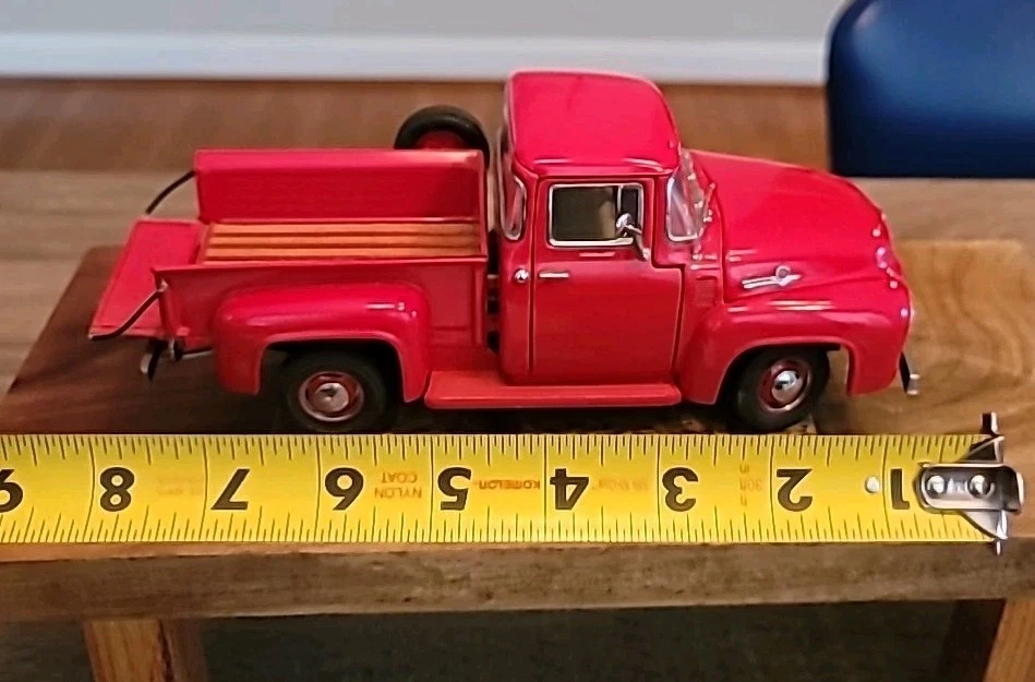 Camioneta Ford F-100 1956 roja Danbury 1:24 como nueva  Foto 4 de 4