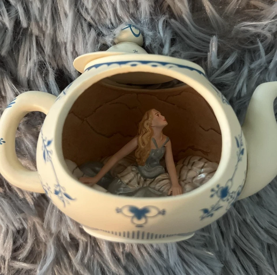 Disney Alicia en el País de las Maravillas 2010 Tetera Figura Coleccionable Decoración Regalo Adorno Foto 2 de 4