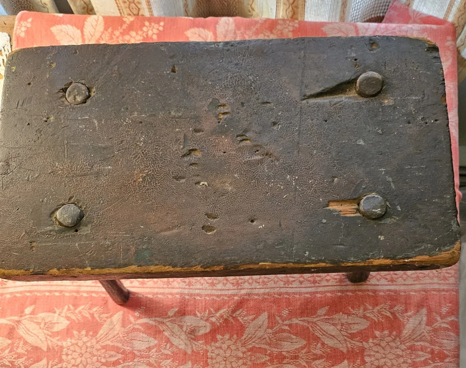 Taburete de madera tallado a mano pintado marrón rojizo antiguo rústico temprano, 14" l, losa 2" superior, 7" h Foto 2 de 4