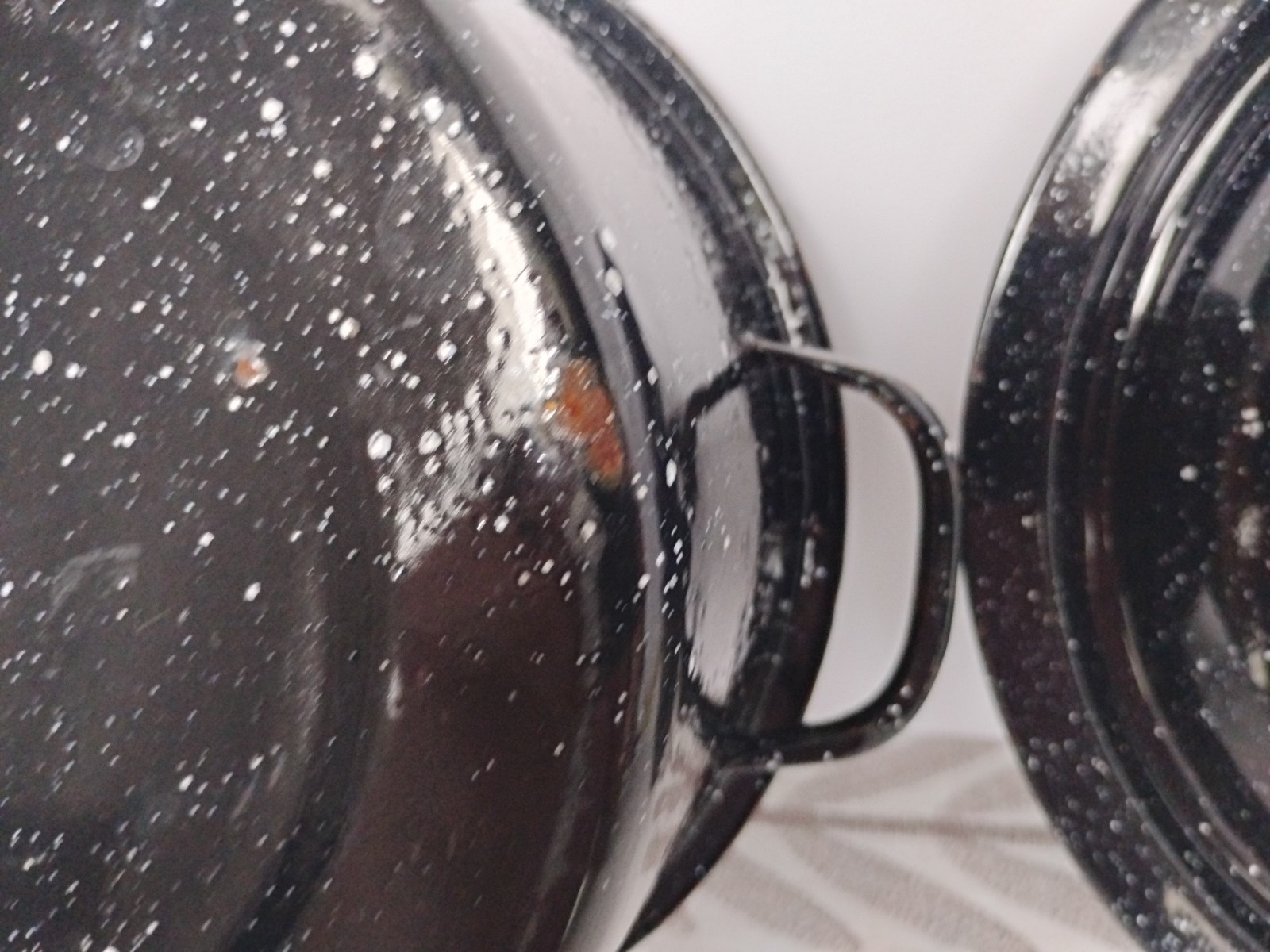 Enamelware 9.5” Round Pot Roaster Black & White Speckled With Lid 2.5 Qt VTG