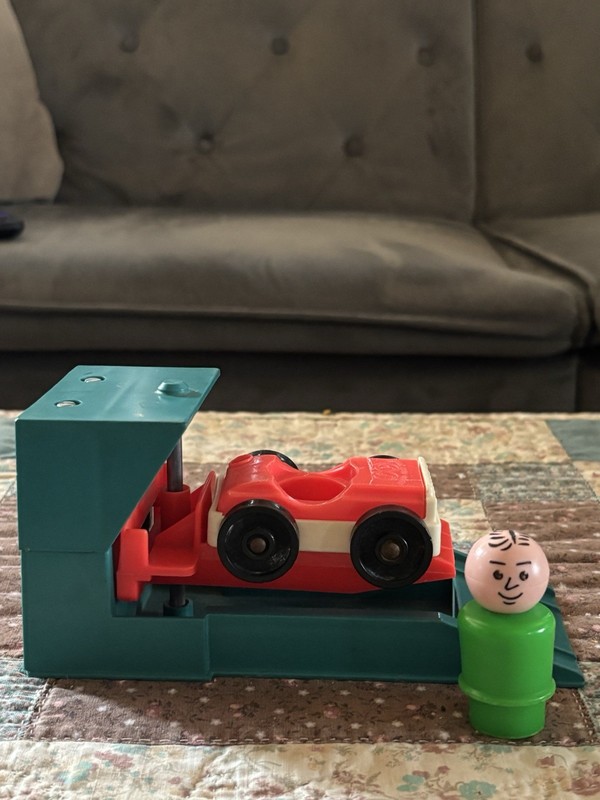 Vintage Fisher Price Little People #930 Garage Lift, Car & Green Dad HTF 1979
