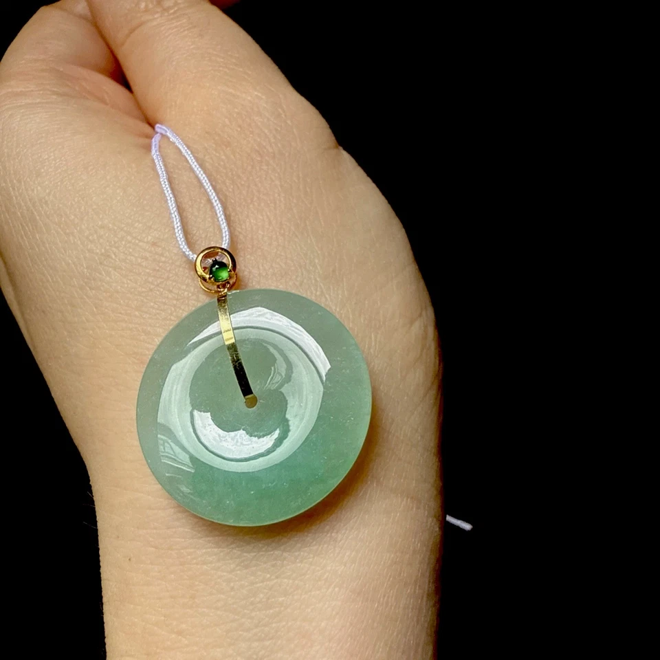 Colgante de oro de 18k Birmania grado A jadeíta oro de 18k純天然翡翠A貨 18k 金 緬甸料 老坑冰種果綠平安扣水頭足 Foto 3 de 4