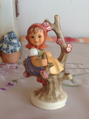 Goebel Hummel Figur   Mädchen auf Apfelbaum 141 4/0   w NEU   Vitrinenfigur    