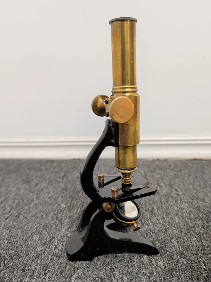 Microscopio antiguo modelo R Bausch & Lomb de latón con caja de madera más extras Foto 3 de 4