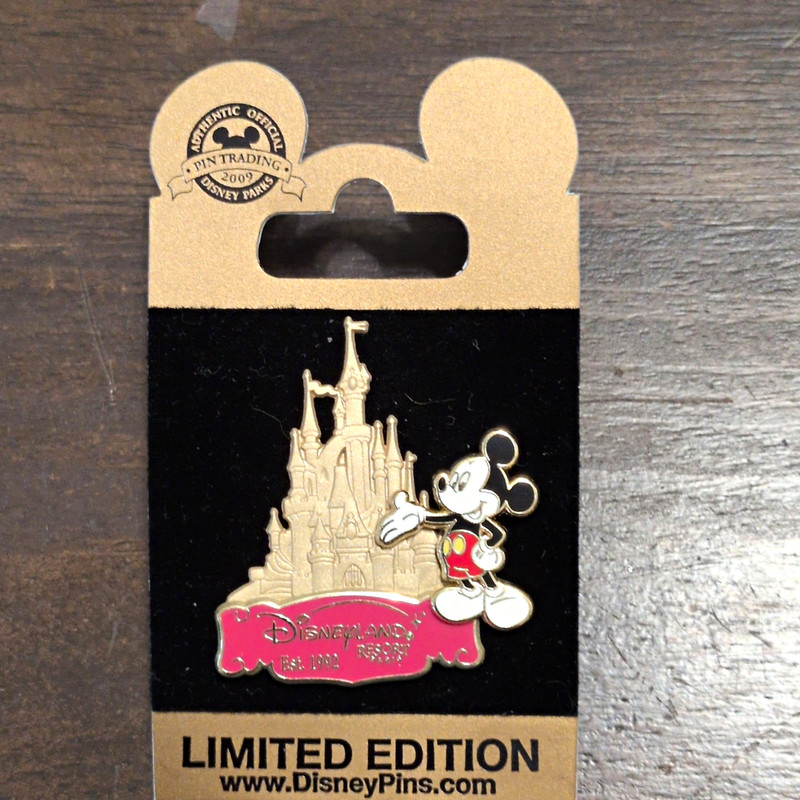Disney Disneyland Resort Paris Mickey Mouse Castle 2009 Limited Edition Pin