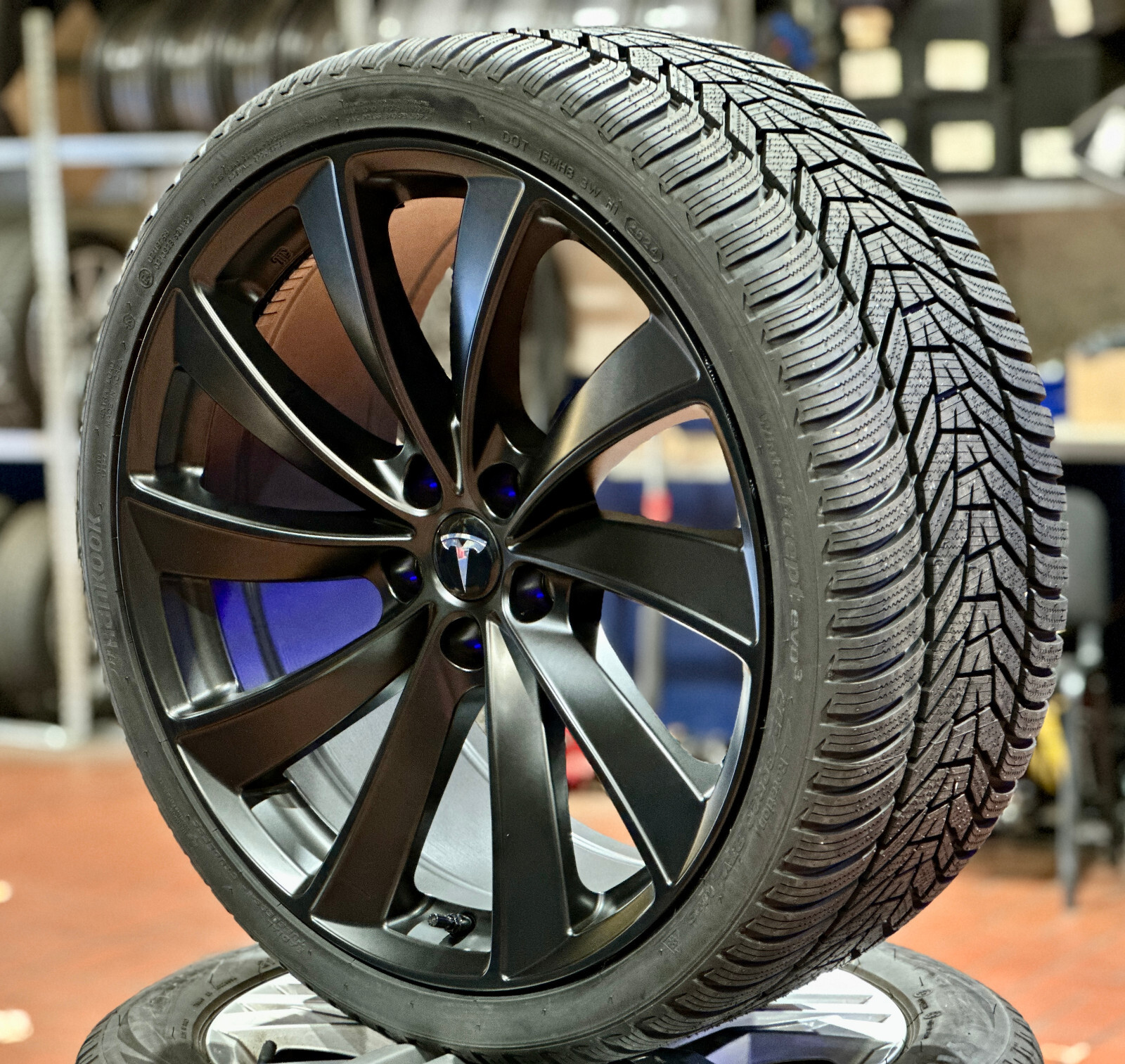Tesla Y Juniper Standard 114kW Winterräder 235/55R18 Nexen Titan - Bild 20