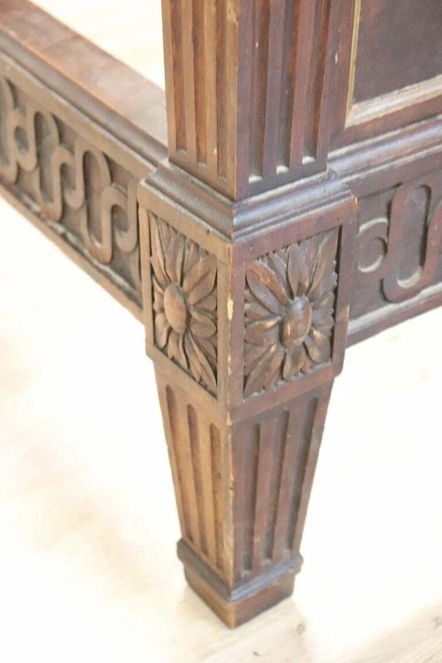 Cama antigua italiana del siglo XIX estilo Luis XVI tallada en nogal Foto 4 de 4