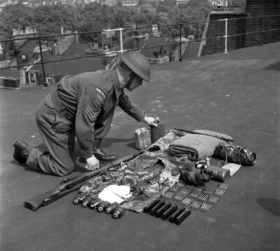 Sgt Abell Home Guard invents a new fighting guerilla kit which - 1942 Old Photo