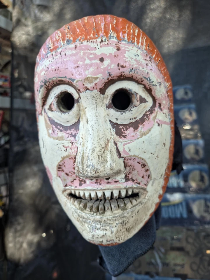 Máscara de baile antigua Carnaval Ecuador y madera pintada tallada a mano Foto 4 de 4