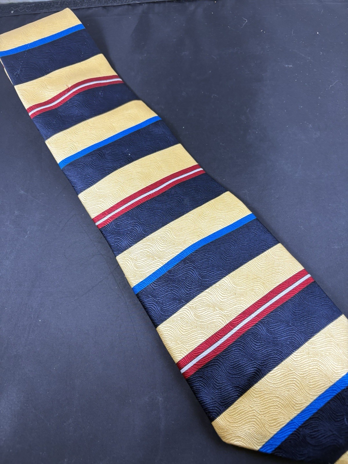 Oscar De La Renta 100% Silk Men’s Tie In Navy Blue, Gold And Red