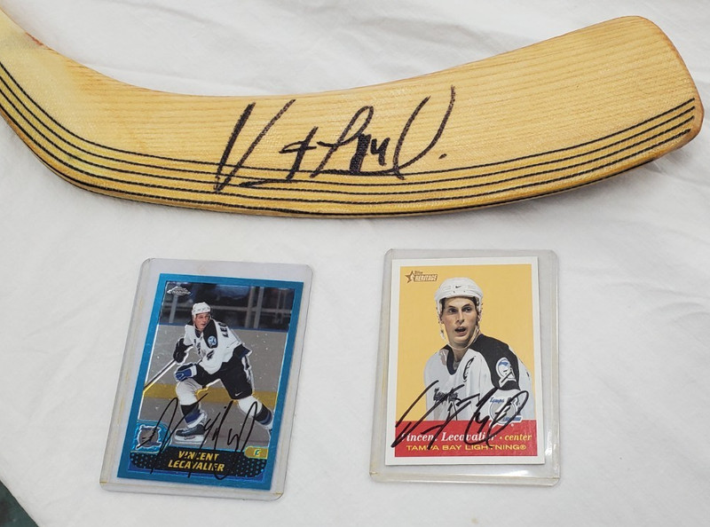 Vinny Lecavalier Tampa Bay Lightning Signed Hockey Stick + 2 Signed Cards