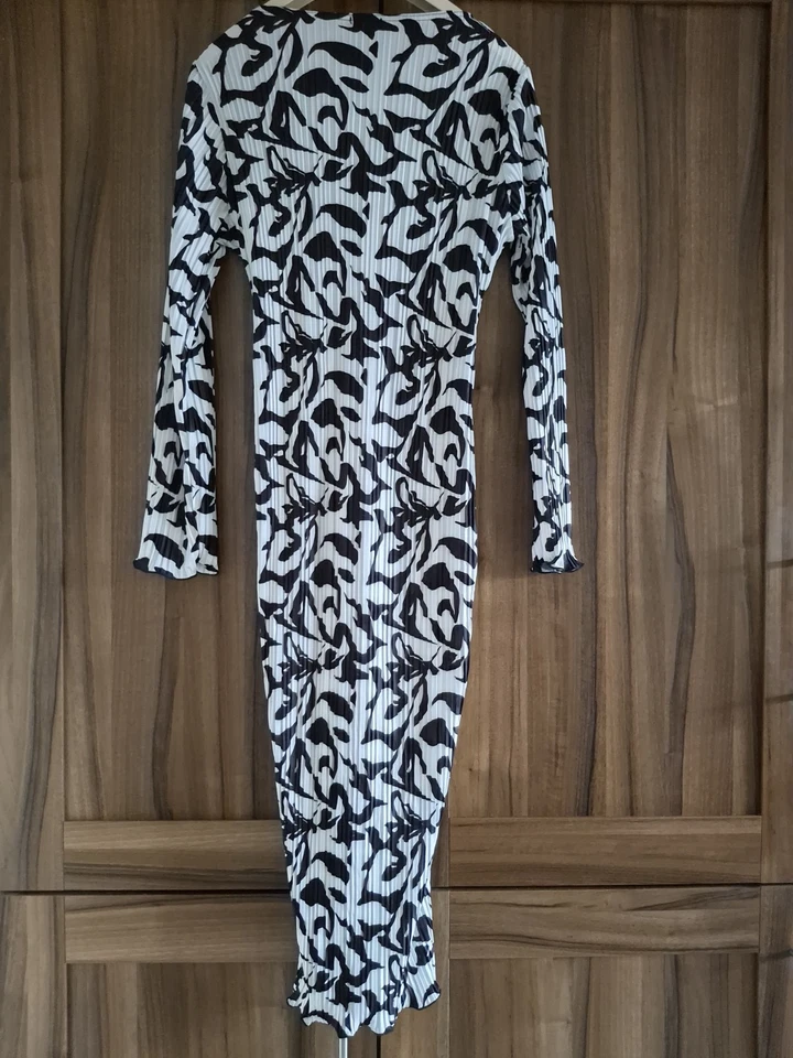 Boohoo  Black &White  Abstract Print Midi Dress With Cut Out Detail Size Uk 16 - Image 3 of 4