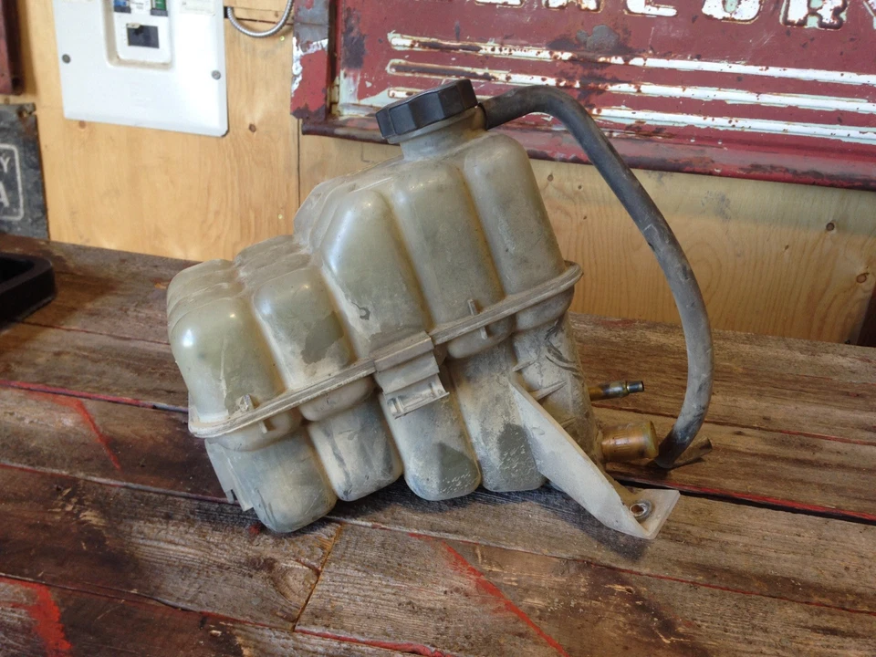 99-07 Gmc Chevrolet 1500/2500/3500 Coolant Recovery Tank Coolant Reservoir - Image 2 of 4