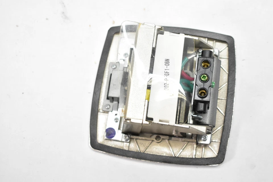 Caja de piso emergente Leviton PFGF1-BN TR GFCI 15A 125V níquel cepillado autoprueba Foto 4 de 4