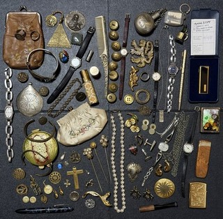 Lot d’objets anciens : Bijoux Montres Briquets Etc….