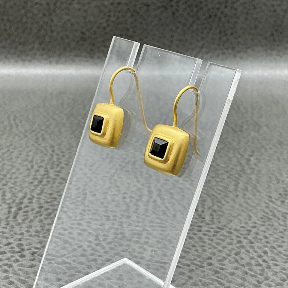 Pendientes colgantes Express tono dorado cuadrados piedra negra para mujer modernos llamativos Foto 2 de 4
