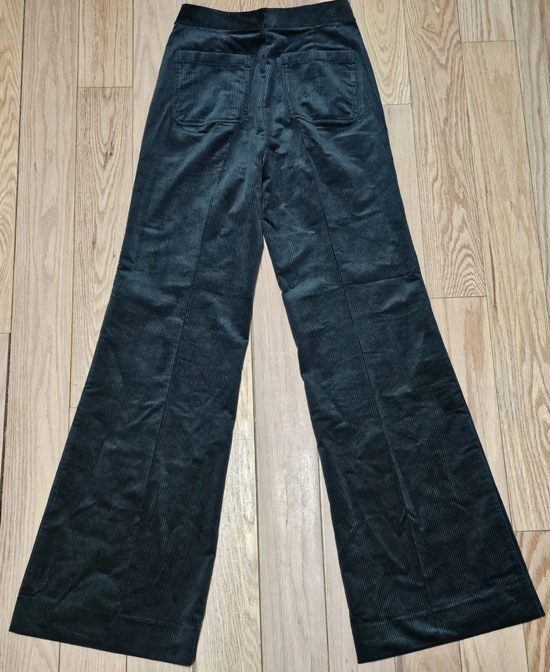 Pantalón Kate Spade New York para mujer pana esmeralda acampanado tiro alto Foto 2 de 4