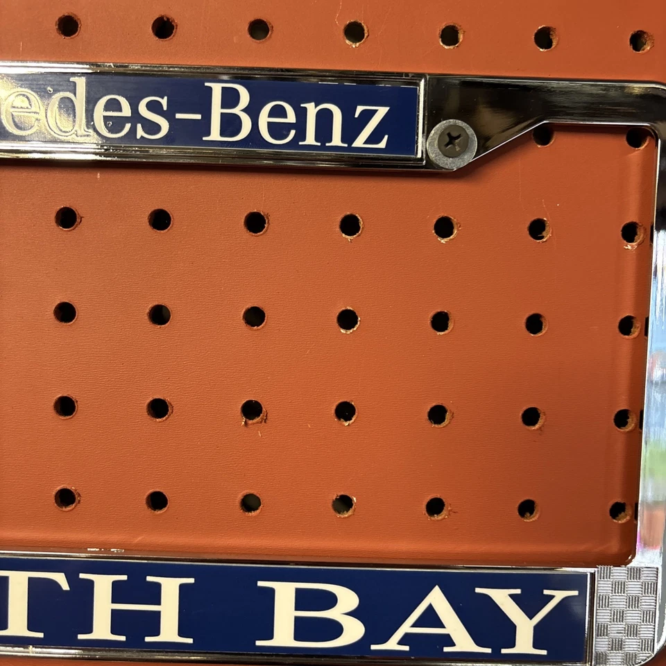 Marco de matrícula de plástico azul cromado Mercedes Benz TR Foto 3 de 4