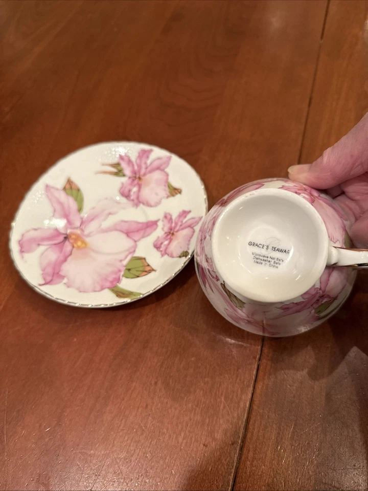 Taza de té y platillo GRACE'S TEAWARE rosa blanco flores borde dorado Foto 2 de 4
