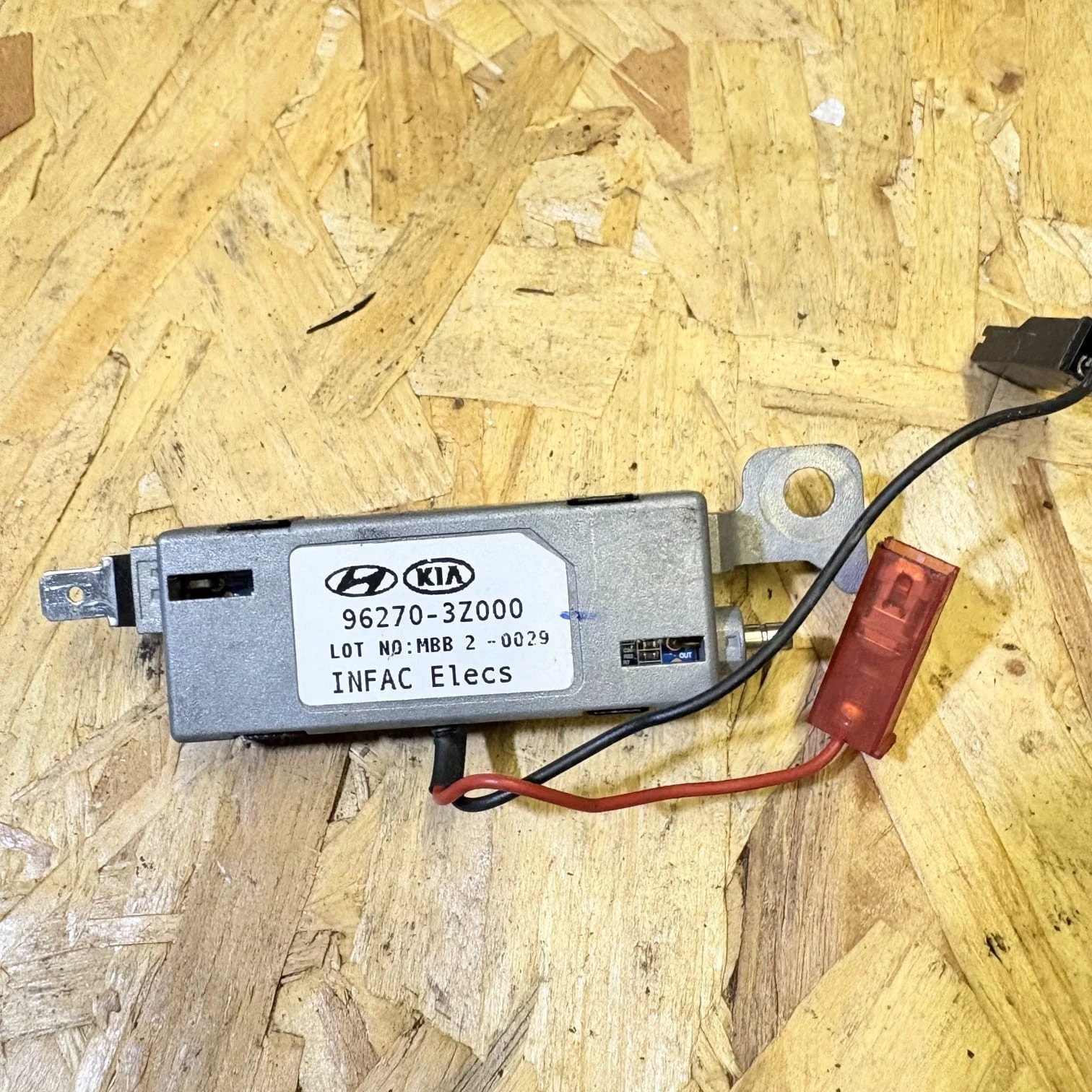 Hyundai i40 antenna amplifier 96270-3Z000 actual part showing identification label