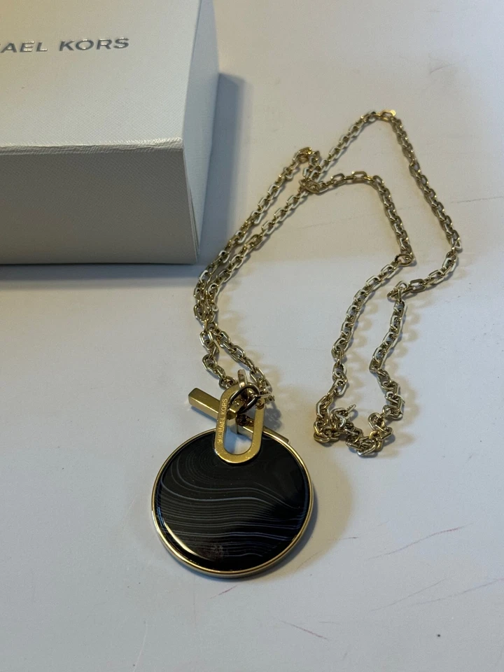 Collar colgante disco ágata negro grande tono dorado Michael Kors MKJ4607710 para mujer Foto 4 de 4