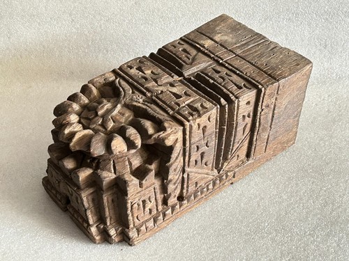 VECCHIA FIGURA DA APPENDERE VINTAGE IN LEGNO INTAGLIATO A MANO.LAMPADA AD OLIO.VASO SUPPORTO.STAFFA - Foto 3 di 14