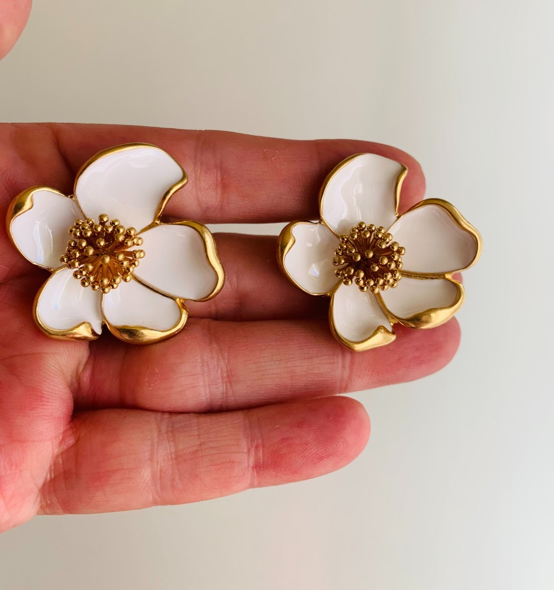 【Oscar de la Renta 】フラワースタッドピアス ゴールド OSCAR DE LA RENTA WHITE ENAMEL LOOK GOLD TONE FLOWER STUD