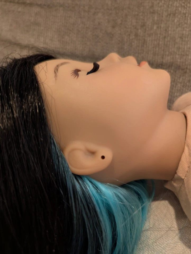 Boneca American Girl do Ano 2022 Corinne Tan - Imagem 3 de 4